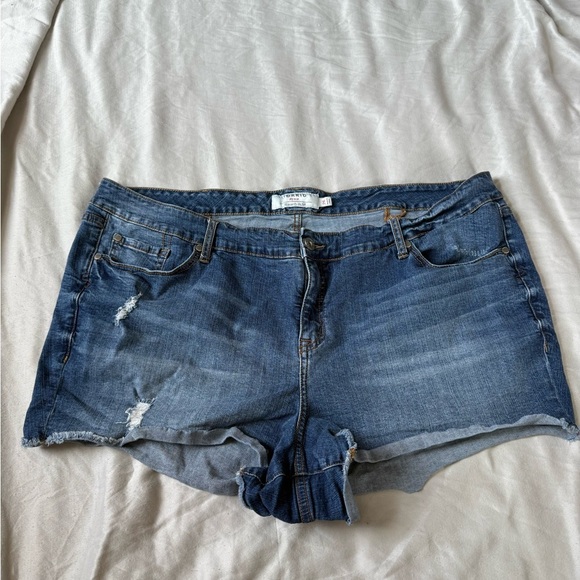 Torrid Distressed Denim Shorts Size 26 Plus 2” Inseam Medium Wash - Picture 1 of 3